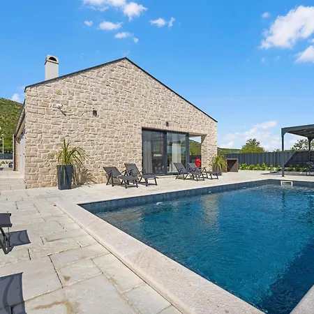 Stunning In With Kitchen