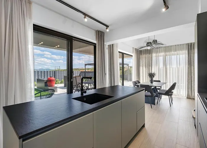 Stunning In With Kitchen